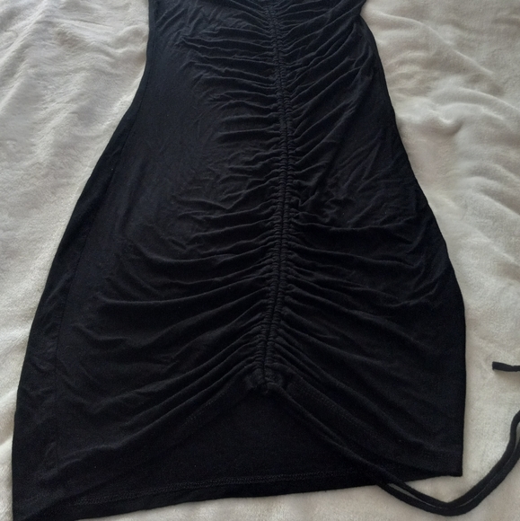 FASHION NOVA BLACK RUCHED SHORT SLEEVE V NECKLINE DRESS. WOMENS SIZE M. - Picture 4 of 10